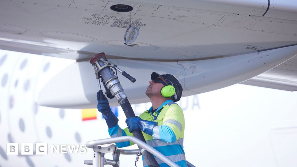 European Airports Warn of Jet Fuel Crisis Within Three Weeks if Strait Remains Closed