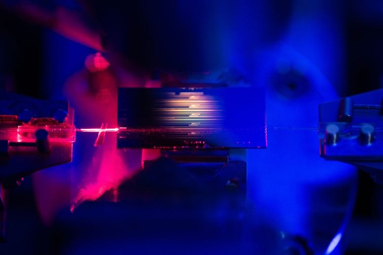 Stanford Chip-Scale Optical Amplifier Boosts Light Signals 100-Fold on Under 200 Milliwatts