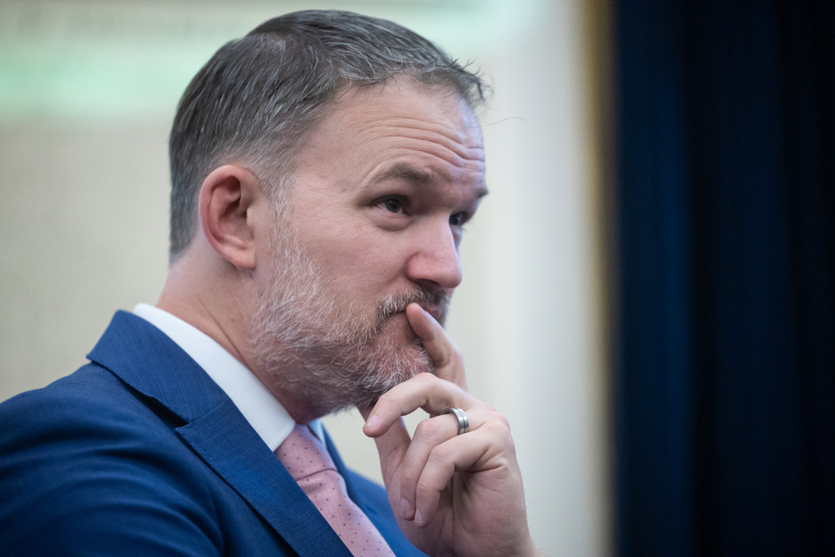 Trump's Tariff Threat on Iran-Arming Nations Divides White House on Legal Path